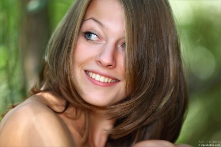 Летняя сенсуальность: девушка Тамара в природе