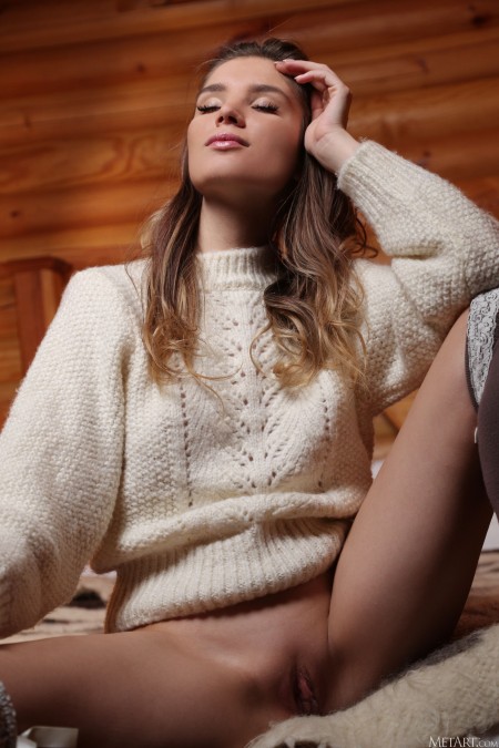 Эротическая фотосессия с улыбающейся Эмилией Хопс