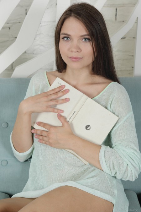 Веселая Адриана Фон: эротическая фотосессия