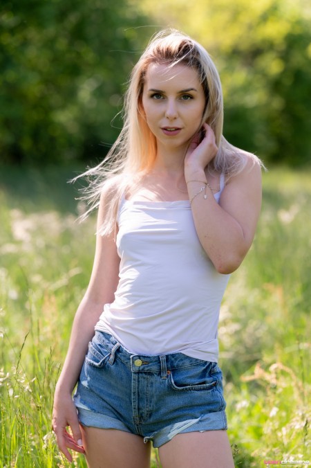 Летнее счастье: фотосет с девушкой