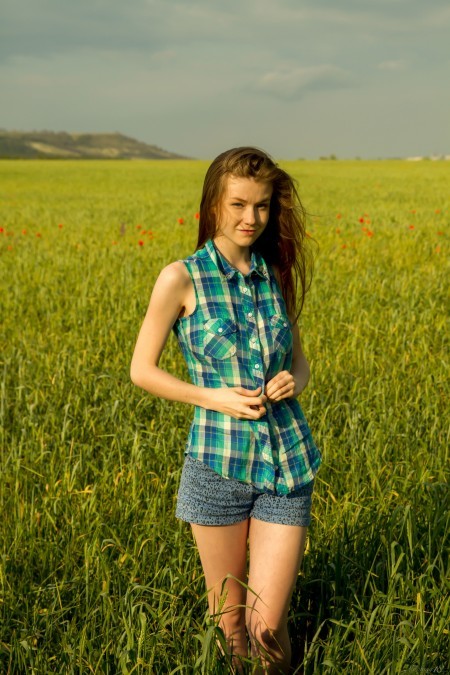 Летняя красота: девушка на природе