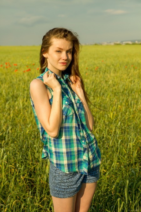 Летняя красота: девушка на природе