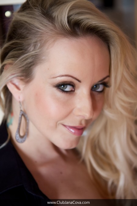 Яна Кова: чувственная модель в белье