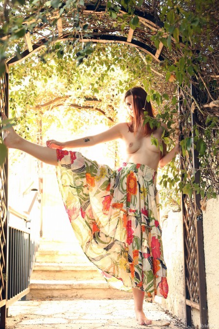 Летний фешн-фотосет с обнаженной Фелицией Вина