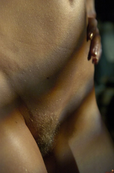 Сексуальность: Модель Маркета на фоне черного