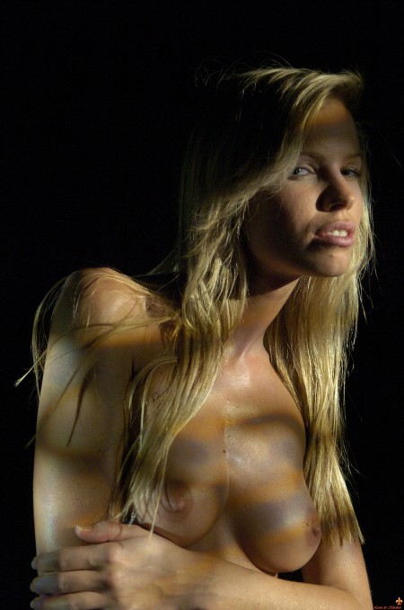 Сексуальность: Модель Маркета на фоне черного