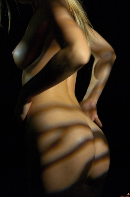 Сексуальность: Модель Маркета на фоне черного