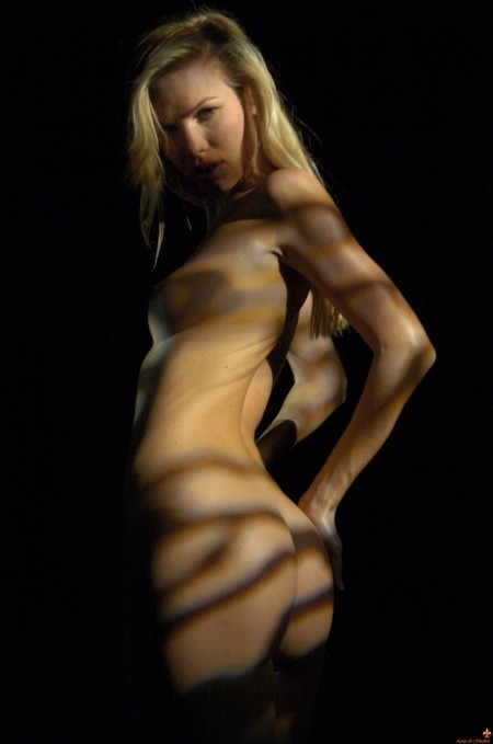 Сексуальность: Модель Маркета на фоне черного