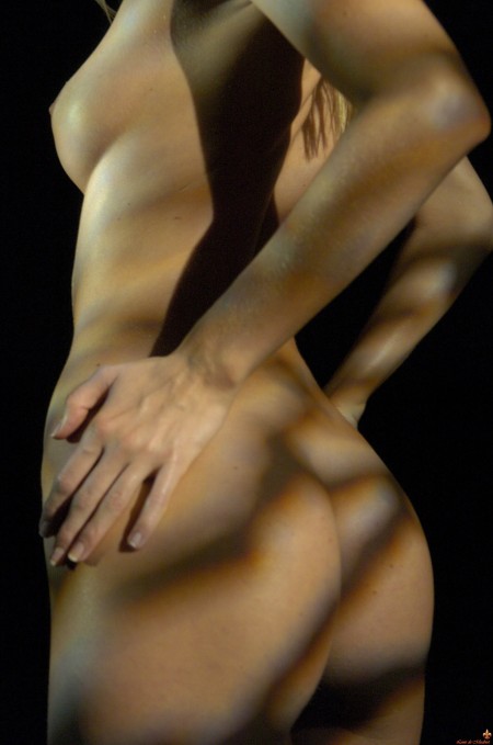 Сексуальность: Модель Маркета на фоне черного