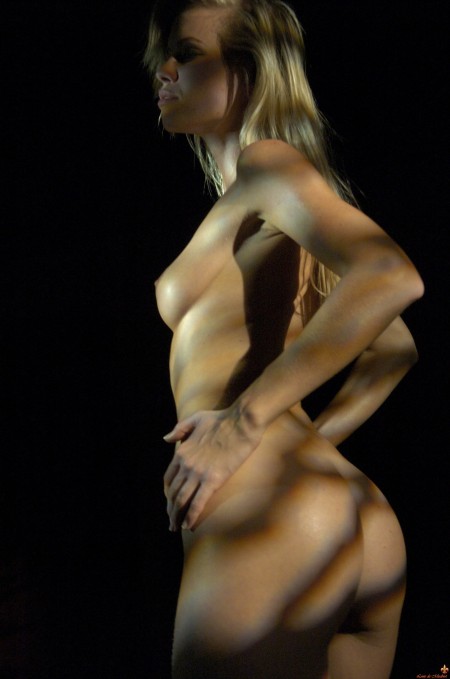 Сексуальность: Модель Маркета на фоне черного