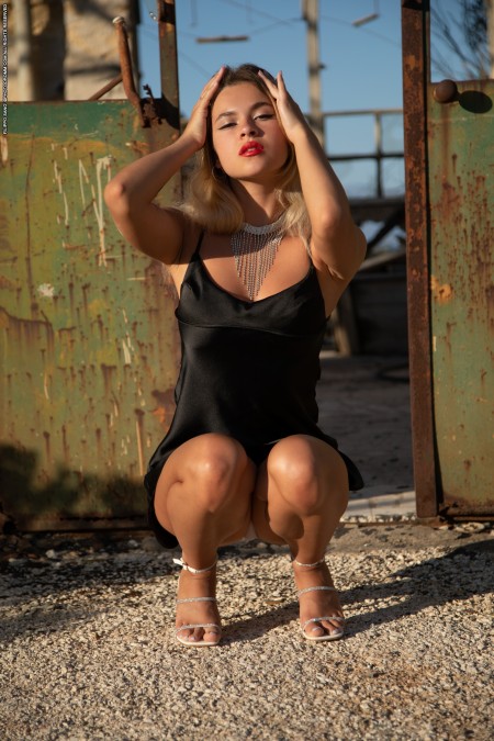 Солнечная девушка в очках