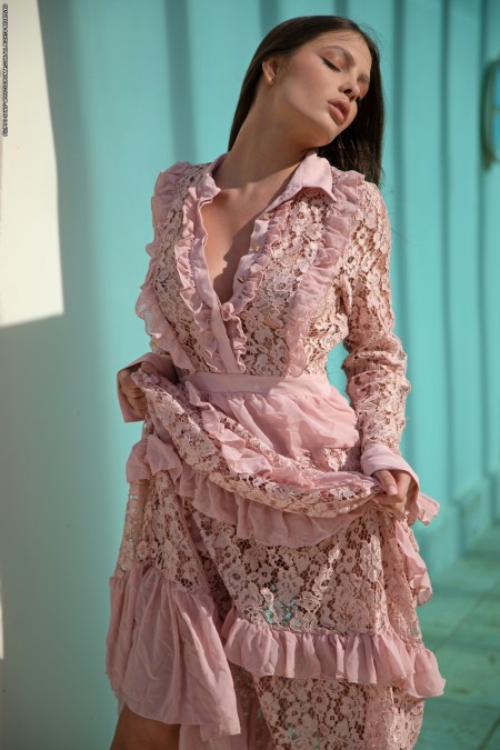 Изящная модель в эротическом фотосете