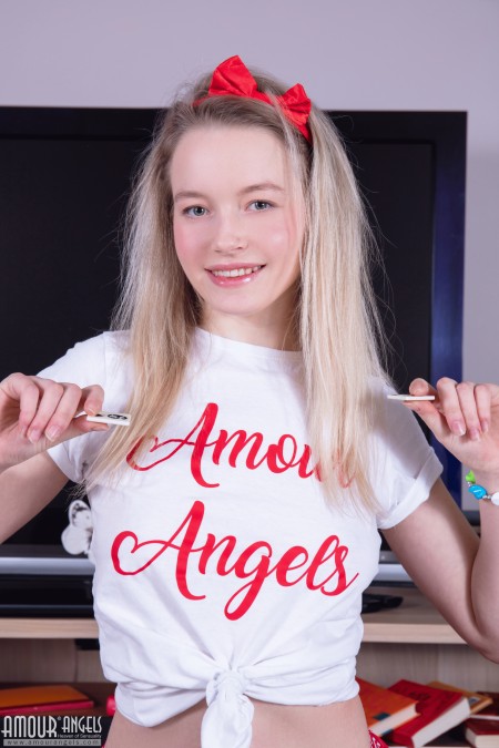 Радостная Лоретта S в эротической фотосессии