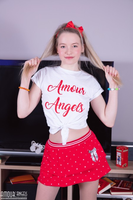 Радостная Лоретта S в эротической фотосессии