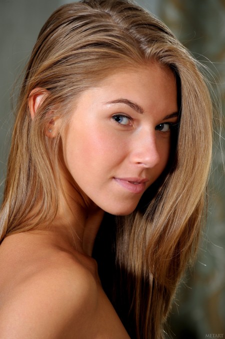 Кошачья грация: Кэтрин в спальне