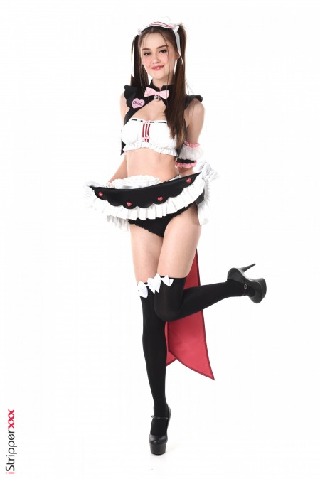 Огонь смеха: чувственная модель без одежды