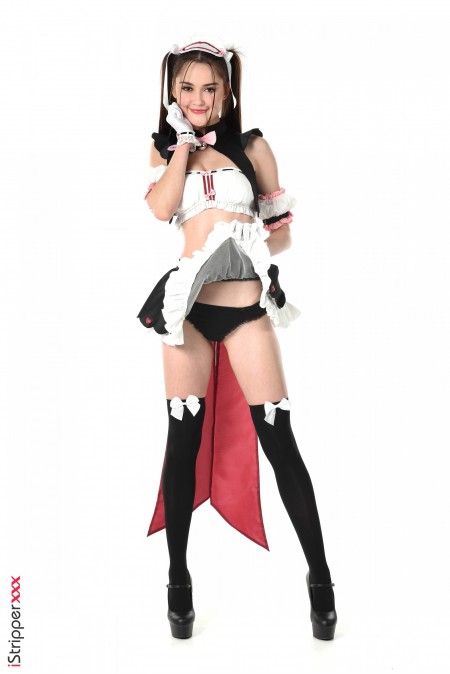 Огонь смеха: чувственная модель без одежды