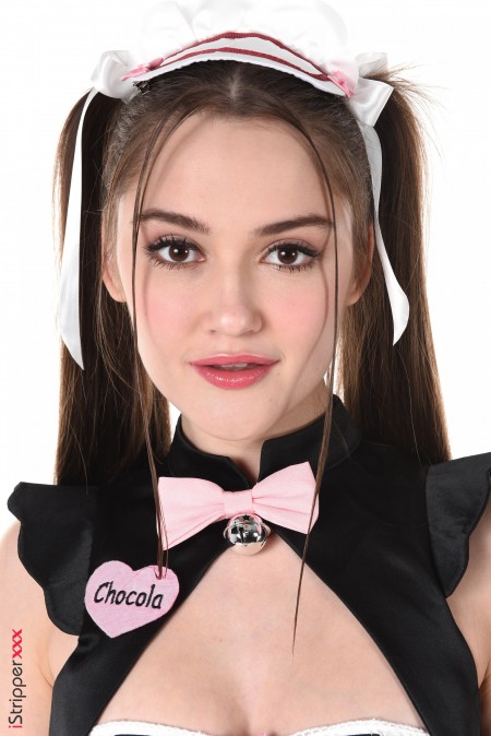 Огонь смеха: чувственная модель без одежды