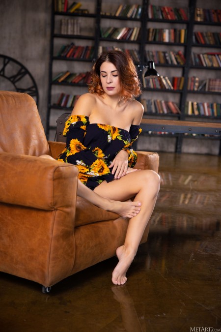 Истинная красота: Алиса Келли в элегантной позе