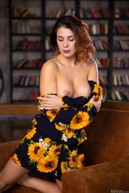 Истинная красота: Алиса Келли в элегантной позе