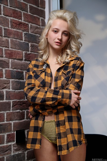 Изящная блондинка Лили Шон в эротической фотосессии