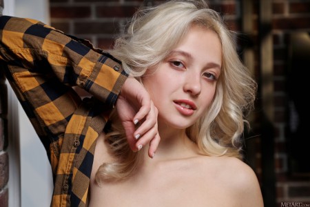 Изящная блондинка Лили Шон в эротической фотосессии