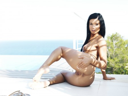 Летний бриллиант Ашли Булгари: эротическая фотосессия на свежем воздухе