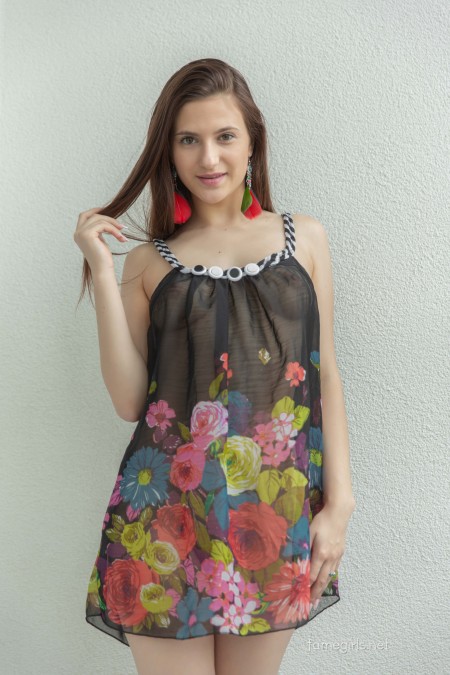 Летняя модель в эротичном наряде