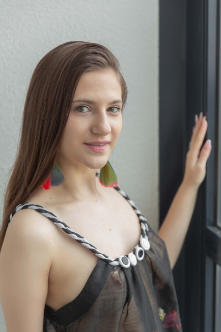 Летняя модель в эротичном наряде