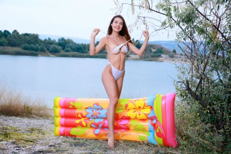 Летнее веселье: голая девушка в природе