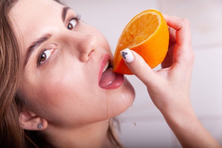 Счастливая улыбающаяся Касси в домашней обстановке