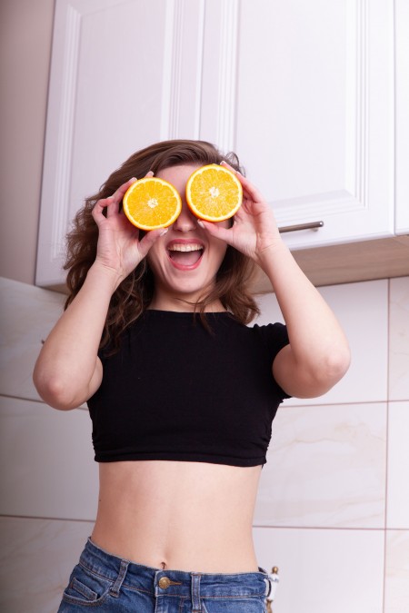 Счастливая улыбающаяся Касси в домашней обстановке