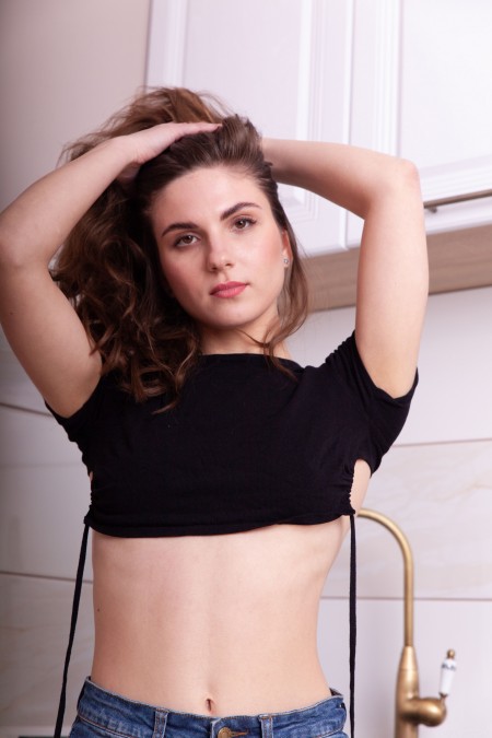 Счастливая улыбающаяся Касси в домашней обстановке