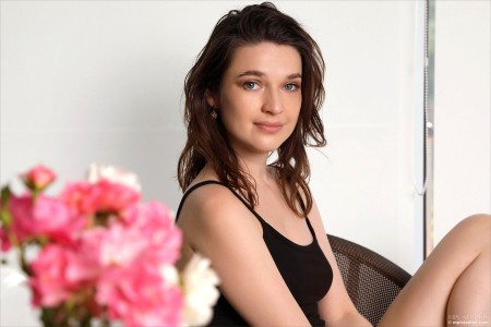 Счастливая девушка Amelia A в эротической позе