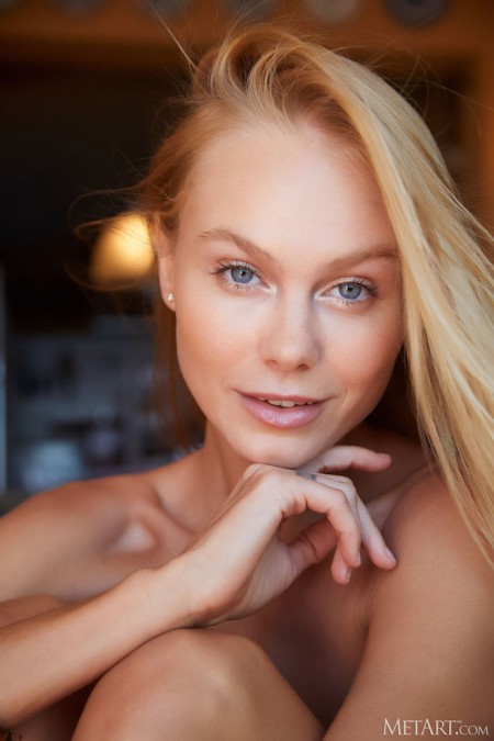 Веселая блондинка в домашней фотосессии