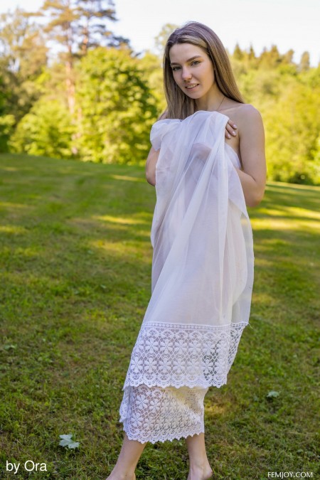 Летняя элегантность Кьеры на природе