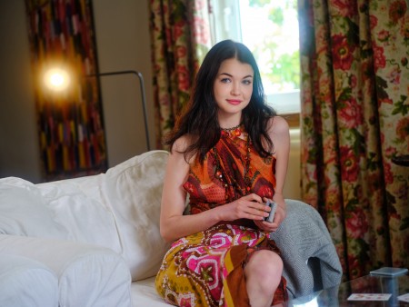 Улыбающаяся красотка в домашнем интерьере