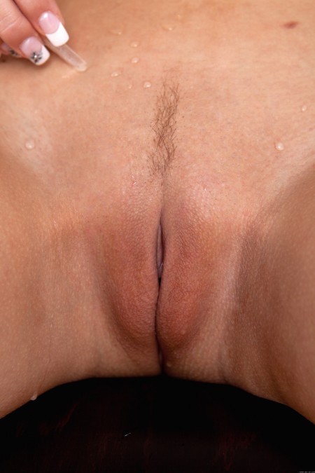 Чувственная молодая блондинка в фотосессии