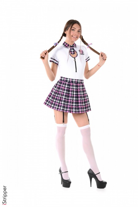 Улыбчивая студентка в модной мини-юбке