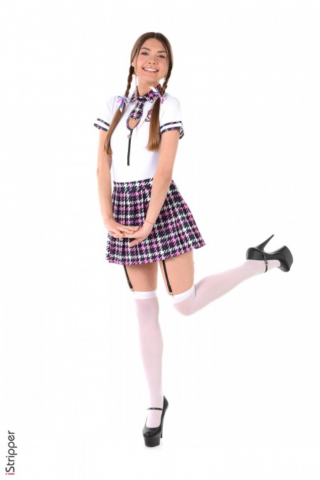 Улыбчивая студентка в модной мини-юбке