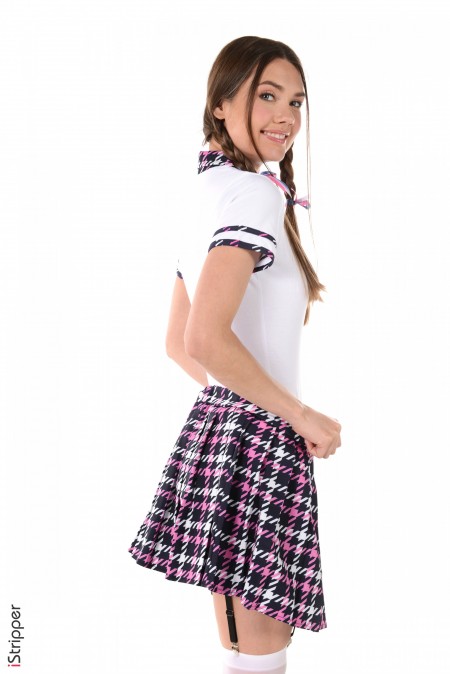 Улыбчивая студентка в модной мини-юбке