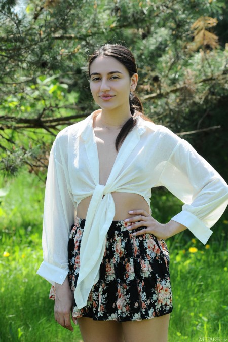 Летняя красота: Cira Nerri позирует