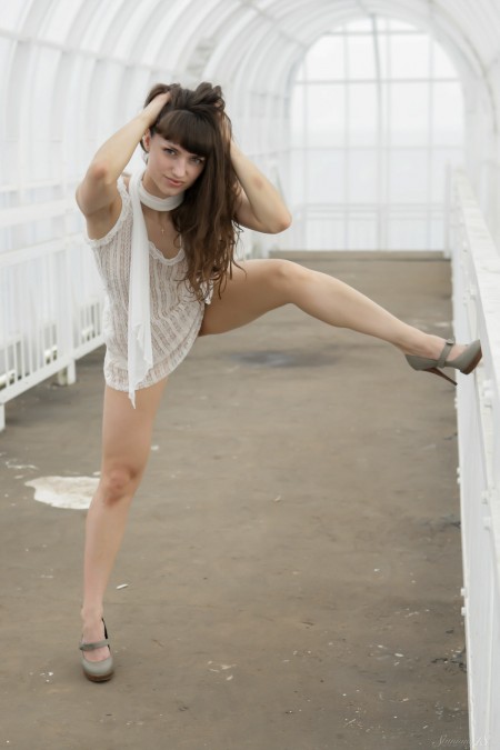 Эротическая фотосессия с улыбающейся моделью