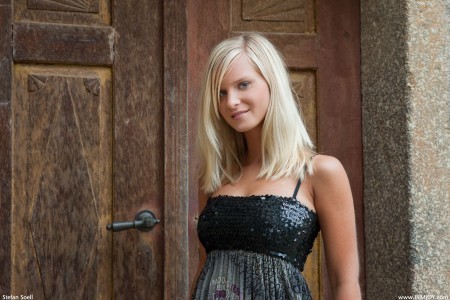 Портрет Миелы: Модель на свежем воздухе