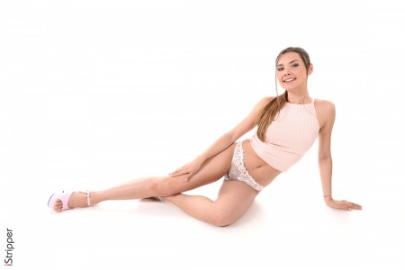 Веселая и улыбающаяся фотосессия модели