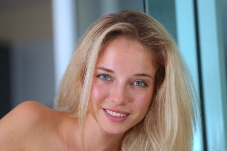 Даника Джуэлс: чувственная красота на диване