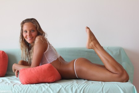 Сенсуальный образ счастливой модели