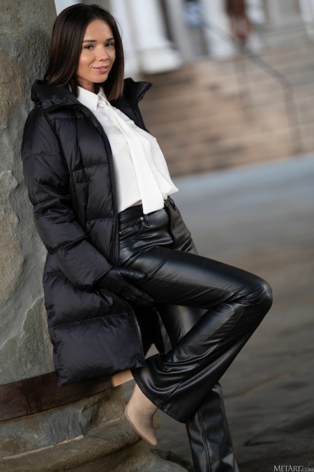 Ева Свит: Элегантность и Уверенность на Природе