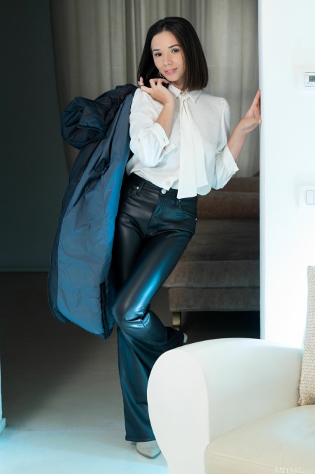 Ева Свит: Элегантность и Уверенность на Природе