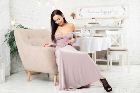 Милена Рэй: эротическая фотосессия в домашней обстановке